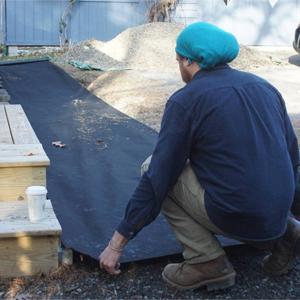 Stuoia del diserbo, copertura al suolo, letto di fiore, pacciame, lastricatori, bordo, pali del giardino, barriera dell'erbaccia, paesaggio 15