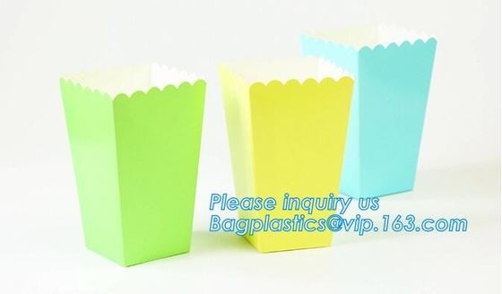 I rifornimenti del partito placcano, tazze, cucchiai, forchetta, tovaglioli, insieme di cena, carta ed insieme di plastica del padellame, stoviglie