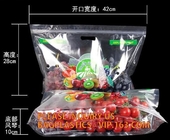 Le borse dell'imballaggio della frutta per le verdure della banana dell'uva stanno sulle borse di plastica dell'alimento, stanno sulla borsa della chiusura lampo