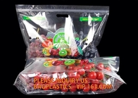 Le borse dell'imballaggio della frutta per le verdure della banana dell'uva stanno sulle borse di plastica dell'alimento, stanno sulla borsa della chiusura lampo