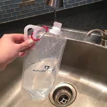 Riempiendo la mensa di acqua pulita e già filtrata dal rubinetto