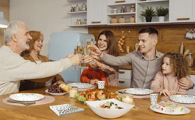 I rifornimenti del partito placcano, tazze, cucchiai, forchetta, tovaglioli, insieme di cena, carta ed insieme di plastica del padellame, stoviglie 1