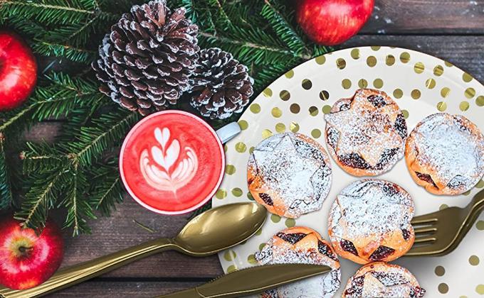 I rifornimenti del partito placcano, tazze, cucchiai, forchetta, tovaglioli, insieme di cena, carta ed insieme di plastica del padellame, stoviglie 2